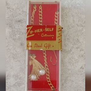 Vintage Costumakers Zip Her Self